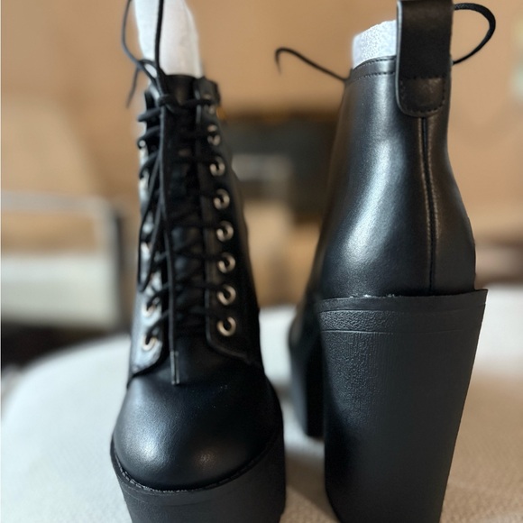 Elegant Black Lace-Up Platform Boots - Picture 4 of 6